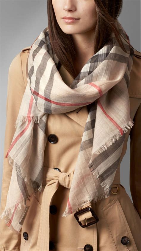 come autenticare una sciarpa burberry|Sciarpa Burberry, la tendenza invernale Old British: i nuovi colori .